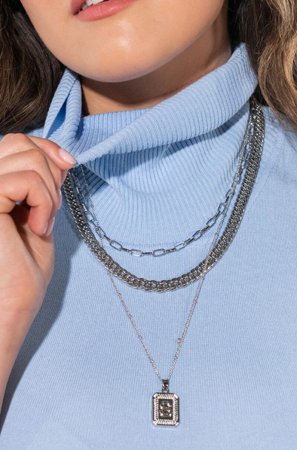 A LAYERED NECKLACE SET Fashion